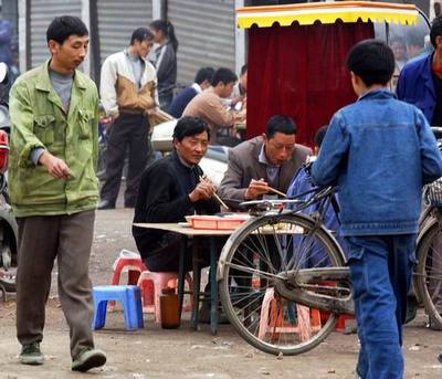 民工用餐环境卫生堪忧(组图)