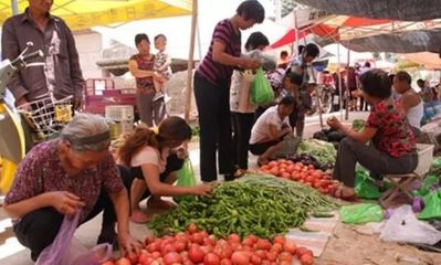 开放地摊经济,在县城摆地摊买什么合适?