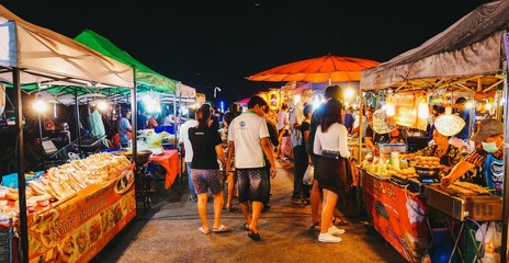 给流动商贩一定生存空间,允许摆地摊,比发几亿消费券还管用