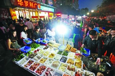 武汉城管体验摆地摊 催生全市首个特许夜市(图)_新浪湖北资讯_新浪湖北