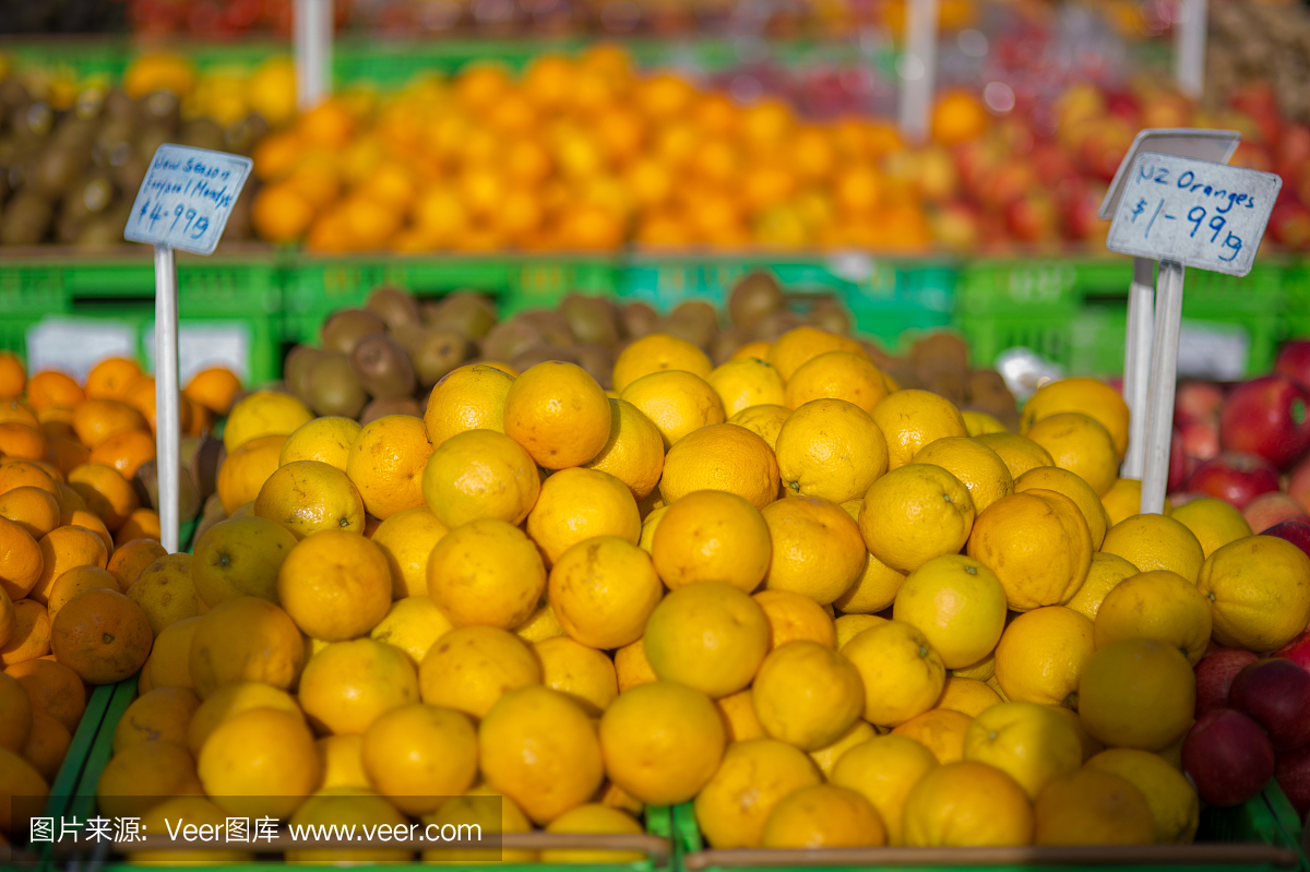 当地市场的大型水果和蔬菜