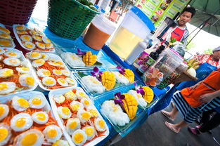 泛着小舟淘货,追着火车买菜,泰国集市给你不一样的赶集体验