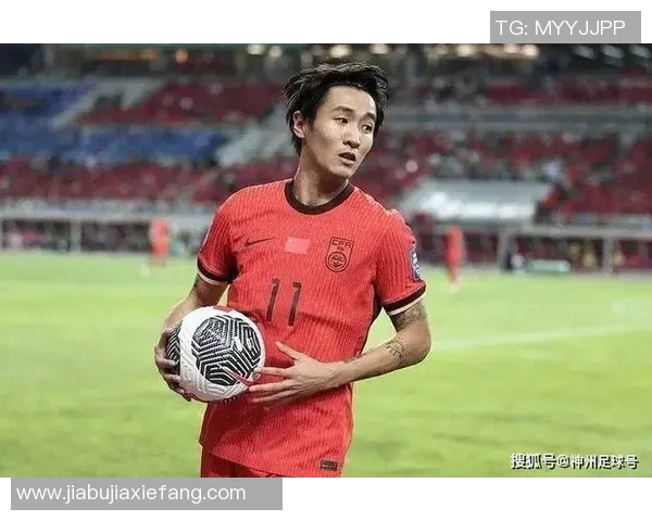 小个子足球明星的逆袭之路如何打破身高限制成就辉煌职业生涯